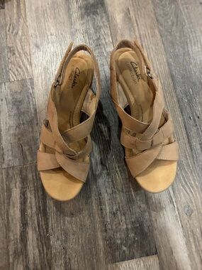 Clarks Strappy Block Heels Sling Back Open Toe Ultimate Comfort Sz 9 Platform